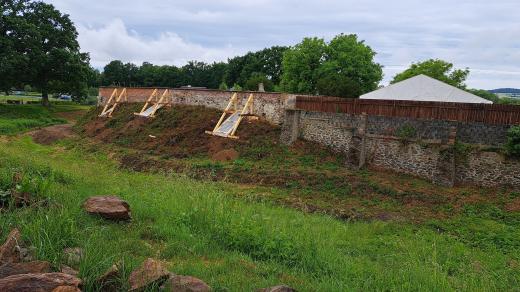 V Janovicích nad Úhlavou se začala bortit historická zeď u bývalého hřbitova