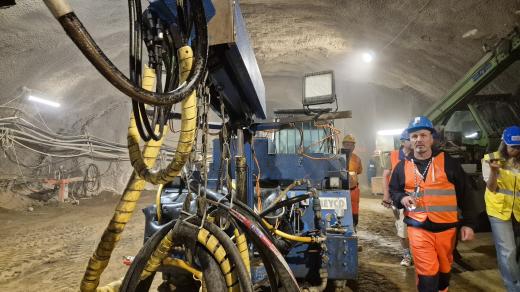 Ražba začíná tím, že jeden z dělníků nasadí velkou železnou tyč do stroje, který ji zavrtá do stěny