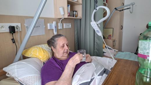 V domově pro seniory v Ostravě pravidelně kontrolují pitný režim
