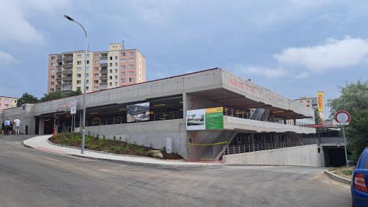 Nový parkovací dům u centra Atom na sídlišti v Plzni