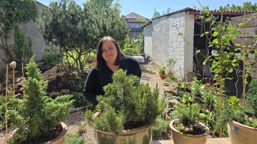 Jarmila Čtvrtníková postupně buduje zahradní koutek, kde se její senioři cítí jako doma
