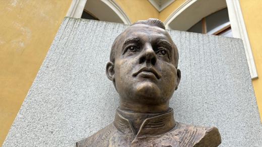 Busta Jana Buly na pamětní desce v Rokytnici nad Rokytnou