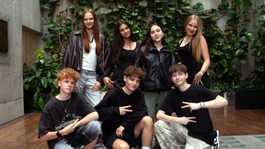 Rebelky se daly dohromady s partou kluků a nazpívaly „Tohle není  love song“