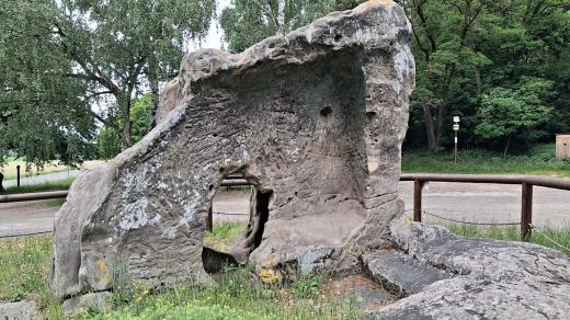 Osadu Kavčina připomíná už jen do pískovcového balvanu vytesaný sklep domu číslo 22
