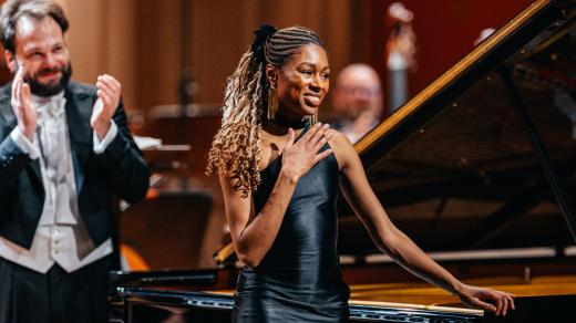 Isata Kanneh-Mason (klavíristka) a Symfonický orchestr Českého rozhlasu v Rudolfinu