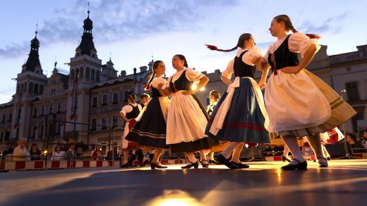 Folklorní soubory vystupují na Pernštýnském náměstí v Pardubicích během tradiční Pernštýnské noci