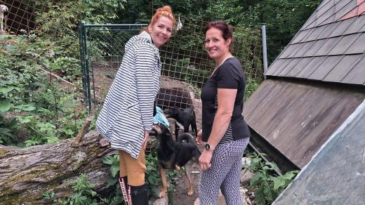 Zleva: Petra Hejduková z Cuketa Dog Race a Martina Dostálová, majitelka azylu Šťastná srdíčka