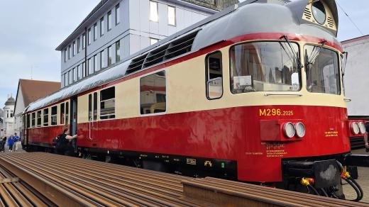 Motorový vůz Hydra při své první jízdě z Kořenova zamířil do Liberce, konkrétně do areálu Dopravního podniku