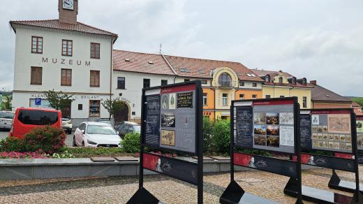 Před muzeem v Sedlčanech najdete panely věnované životu maršála Radeckého