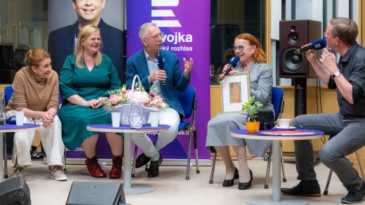 Eva Holubová, Sabina Remundová, Petr Neužil a Iva Janžurová v Toboganu Aleše Cibulky