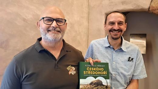 David Surý (vlevo) a Jiří Svoboda představují novou publikaci o Českém středohoří