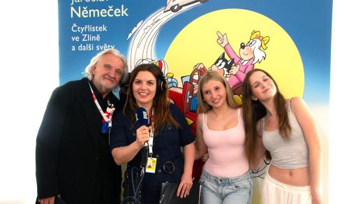Prezident zlínského festivalu Čestmír Vančura, moderátorka Klára Nováková a věrné posluchačky Nina a Lola