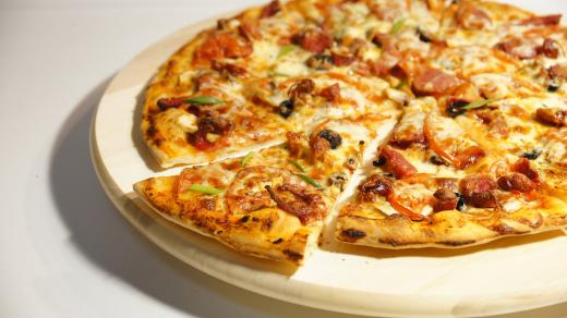 Pizza je velmi oblíbený pokrm, zejména u dětí