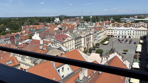 Výhled na východní stranu. V dálce Kunětická hora, před ní Automatické mlýny a nová radnice na Pernštýnském náměstí