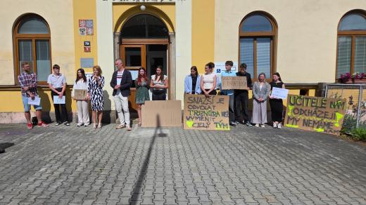 Studenti Gymnázia U Balvanu v Jablonci nad Nisou protestují proti dění ve své škole