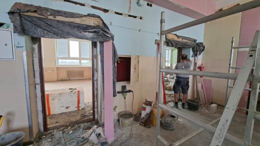 Učitelé některých škol rozdávají dětem vysvědčení dřív