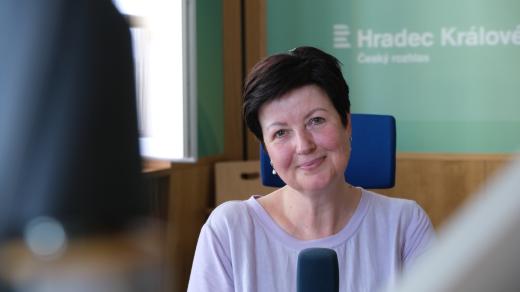 Silvie Šidáková ve studiu Českého rozhlasu Hradec Králové