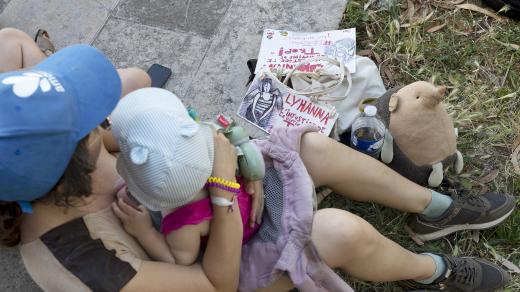 Pietní shromáždění v Montpellier na počest jedenáctileté Lyhanny, znásilněné a zabité pedofilem Jeromem Barellou