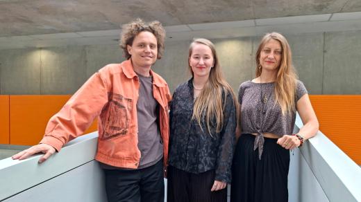 Hosté Agáty Hrnčířové v ArtCafé: režisér Tomáš Klein, výzkumnice  a pedagožka Lea Petříková a spoluzakladatelka České psychedelické společnosti Eva Césarová