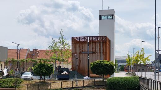 Ekumenická kaple je dominantou nového náměstí (foto z května 2026)