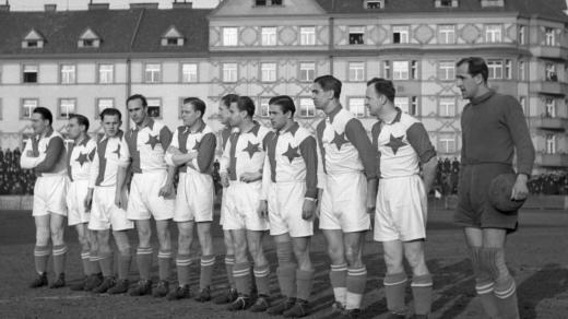 Hráči týmu Slavia Praha před utkáním se Spartou v Praze na Letné 5. února 1939