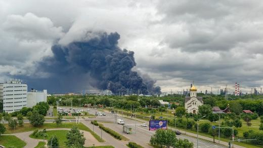 Hustý oblak dýmu valící se z moskevské rafinerie po útoku ukrajinských dronů ve čtvrtek 18. června