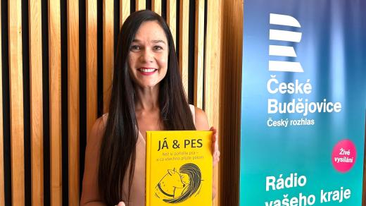 Leona Pospíšilová se svou knihou Já a pes