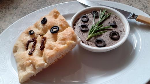 Italská focaccia s černým máslem