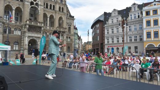 Zpěvák Jan Smigmator a Rozhlasový Big Band Gustava Broma pod vedením Vlada Valoviče na solavě 10. výročí obnoveného vysílání Českého rozhlasu Liberec na náměstí před libereckou radnicí