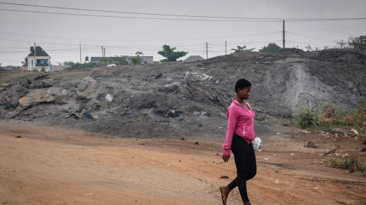 Ogijo, Nigérie - Jedna z několika skládek popílku z místních sléváren. Často se používá jako stavební materiál a tím se znečištění šíří do okolí