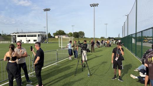 Novináři posluchačům zprostředkovávají každou událost