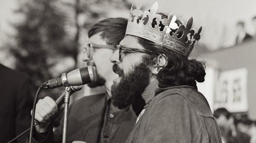 Americký básník Allen Ginsberg byl na Majálesu 1965 zvolen králem