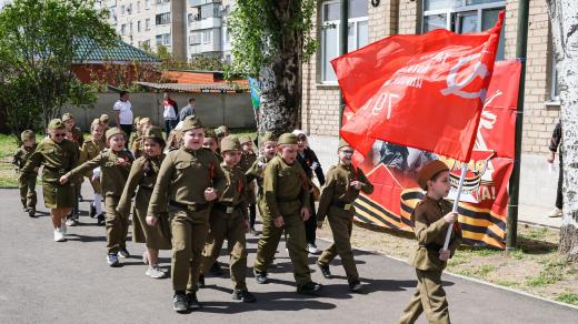 Vojenská přehlídka žáků prvního až čtvrtého ročníku v ruském městě Melitopol