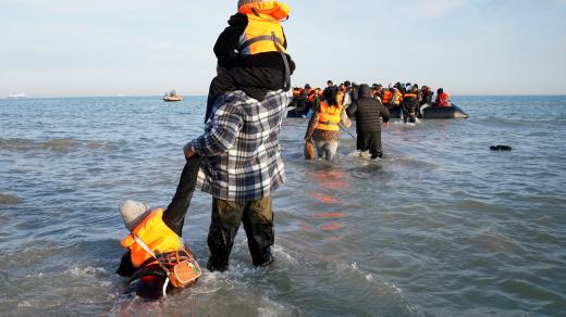 Lidé se pokoušejí na lodi přeplout kanál La Manche
