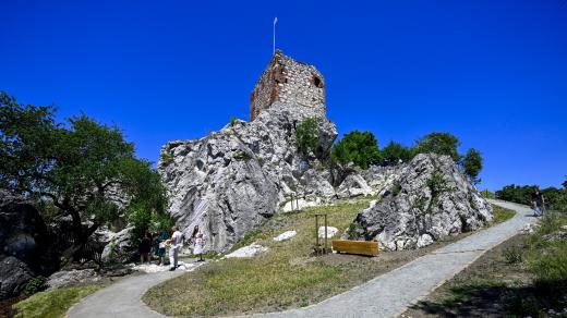 Zrevitalizované návrší pod zříceninou Kozí hrádek poblíž centra Mikulova, kde vznikly nové cesty, vyhlídky, odpočívky i terasy zadržující vodu