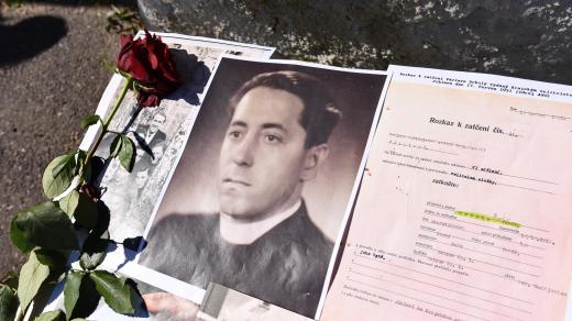 Kněz Václav Drbola byl spolu s Janem Bulou obviněn a popraven ve vykonstruovaném procesu po tzv. případu Babice v roce 1951