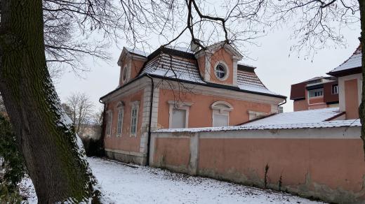 Dům, ve kterém pobýval i historik a jazykovědec Josef Dobrovský