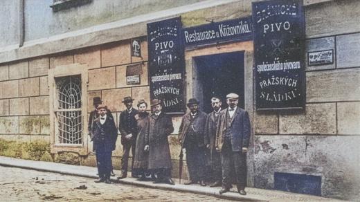 Restaurace u Křižovníků v Praze (kolem roku 1920, digitálně kolorováno)