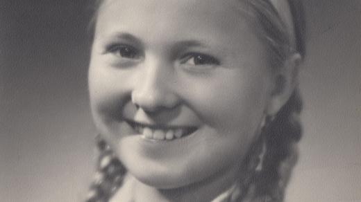 Zdena Mašínová v dětství, září 1945, Poděbrady