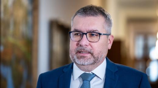 Ministr zemědělství Martin Šebestyán (za SPD) přichází na zasedání nové vlády ANO, SPD a Motoristů