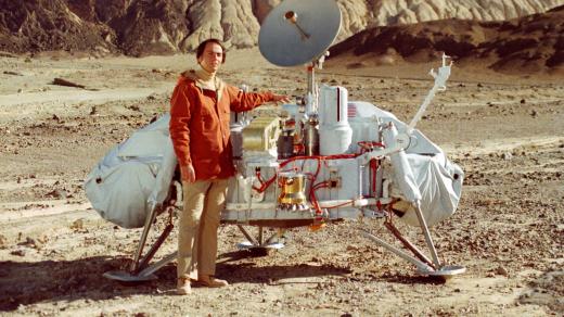 Astronom Carl Sagan s maketou marsovského přistávacího modulu Viking v Údolí smrti v Kalifornii