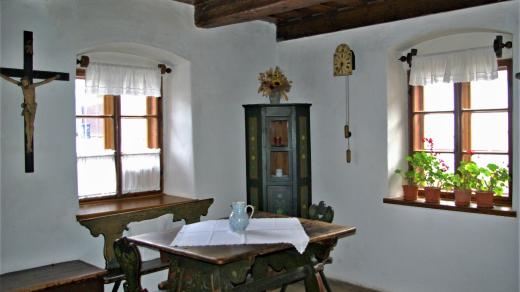 U tohoto stolu v rodném domě  F. V. Heka se po natáčení F. L. Věka sešli i herci seriálu, J. Pivec, A. Hegerlíková a R. Brzobohatý