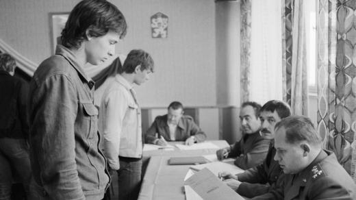 Odvod k základní vojenské službě, snímek z října 1983