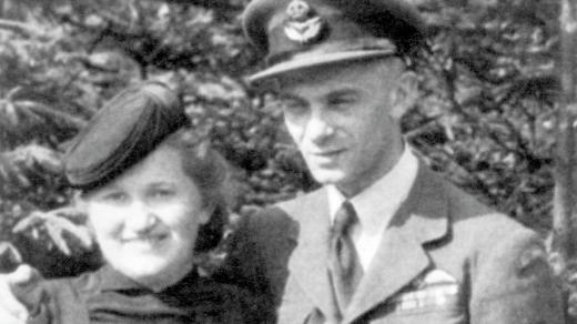 Josef Horák z Lidic, příslušník 311. letecké perutě v Anglii, se sestrou Annou Kohlíčkovou v roce 1945 po svém návratu z Anglie