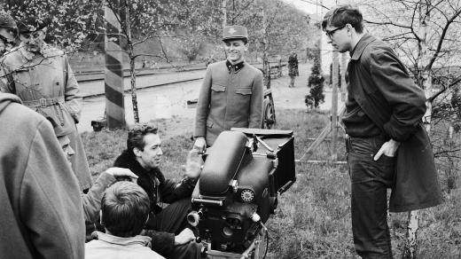 Režisér Jiří Menzel, představitel hlavní role Václav Neckář a kameraman Jaromír Šofr při natáčení filmu Ostře sledované vlaky