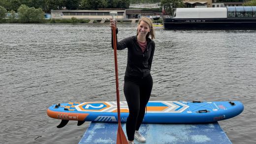 Létající redaktorka Monika Doležalová neváhala a paddleboard si také zkusila