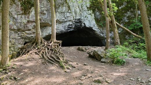 Portál vypadá jako pec na chleba. Proto jeskyně nese jméno Pekárna