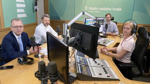 Zleva ředitel Státního fondu životního prostředí Petr Valdman, odborný poradce Michal Čejka a moderátoři Tomáš Pancíř a Iveta Chlumská