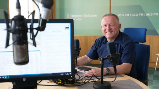 Miroslav Sixta ve studiu Českého rozhlasu Hradec Králové