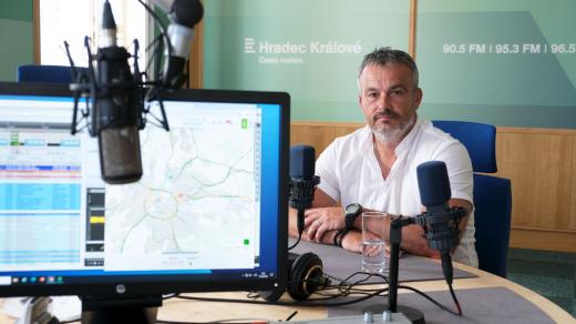 Michal Hynek ve studiu Českého rozhlasu Hradec Králové